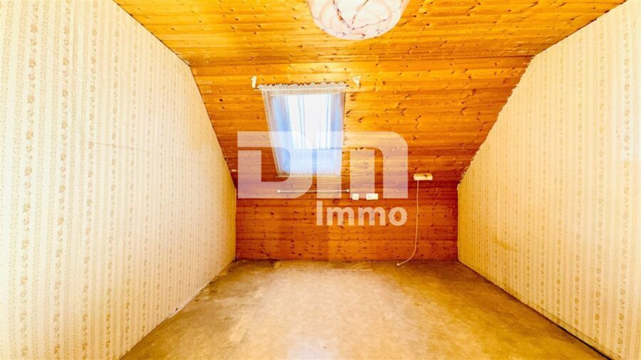 Sanierungsbedürftiges Einfamilienhaus + Doppelgarage - OG Kinderzimmer / Gäste / Büro / Nutzfläche